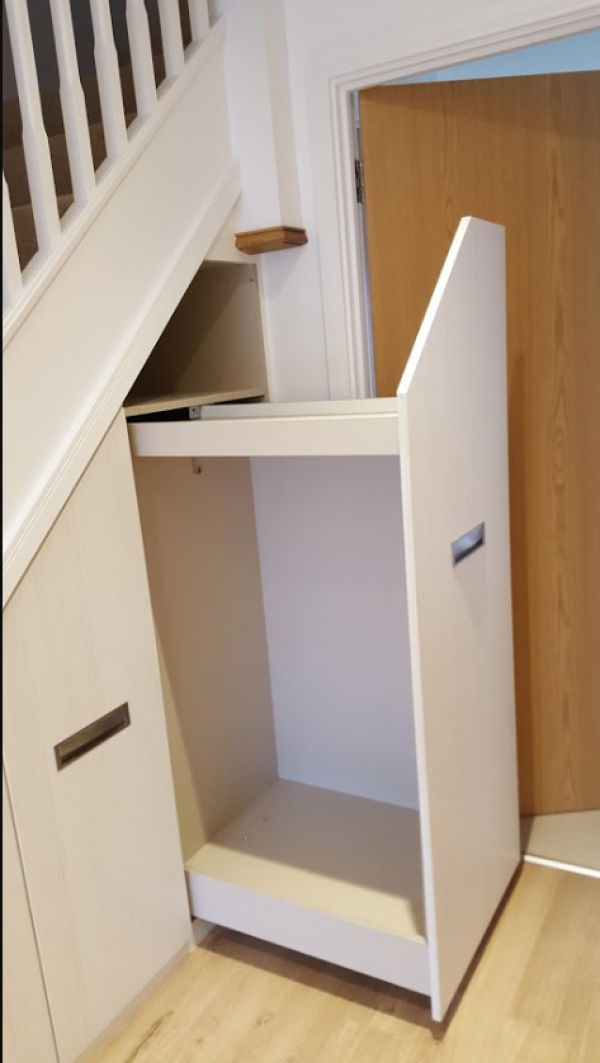 Lemari bawah tangga dengan laci gantung yang tersembunyi